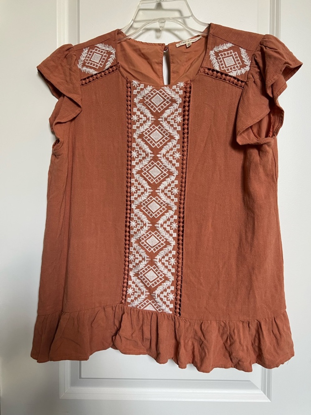 Ten n Rose Size M Linen Terracotta Top with White Embroidered Accents Boxy Boho